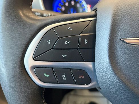 Used 2023 Chrysler Pacifica Touring-L FWD image 32