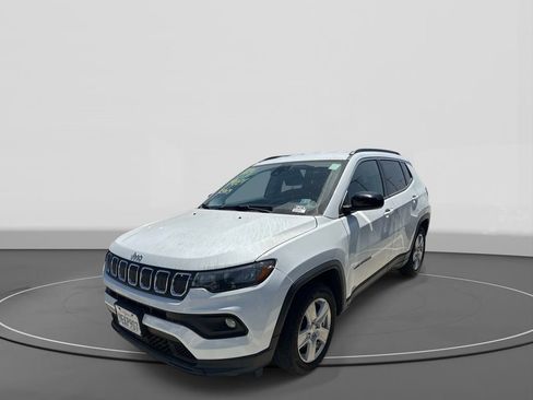 Used 2022 Jeep Compass Latitude FWD image 3