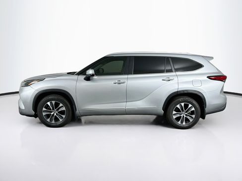 Used 2023 Toyota Highlander XLE FWD image 4