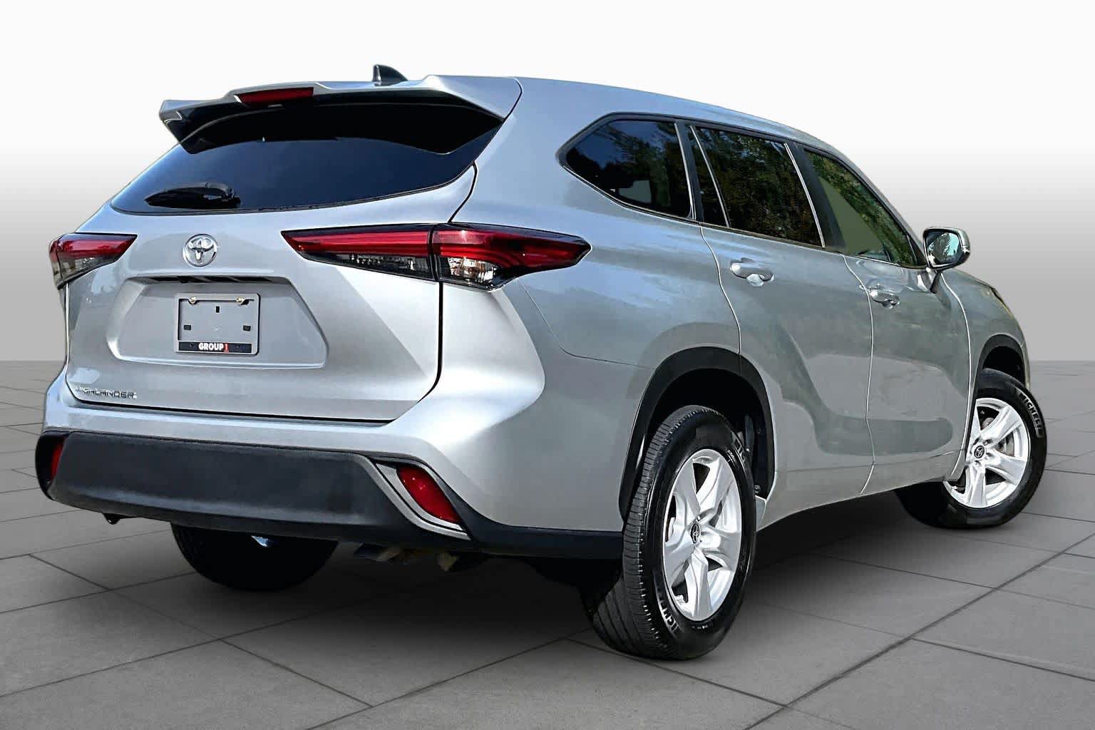 Used 2023 Toyota Highlander L FWD image 12