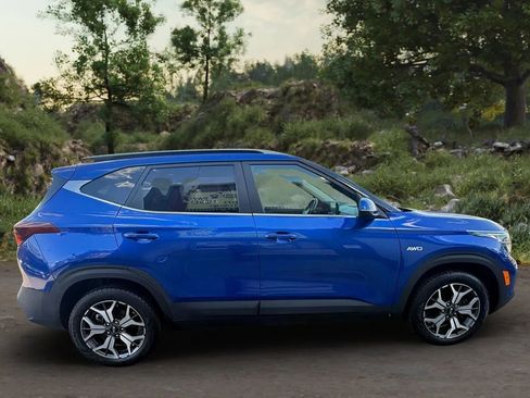 Used 2021 Kia Seltos EX image 4