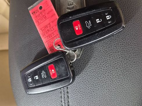 Used 2022 Toyota RAV4 Limited AWD/4WD image 31