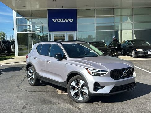 Certified 2026 Volvo XC40 B5 Plus AWD/4WD image 2