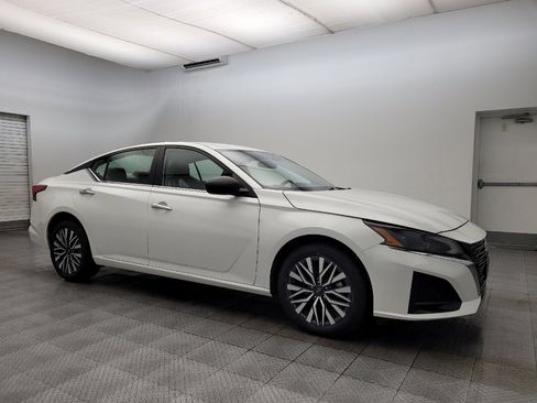 Used 2024 Nissan Altima 2.5 SV image 11