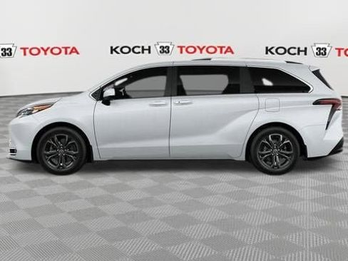New 2026 Toyota Sienna Platinum image 4