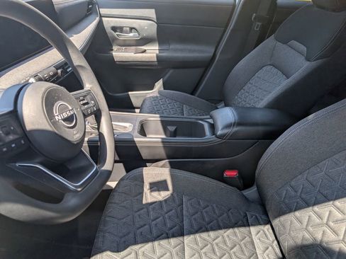 Used 2025 Nissan Kicks SV image 8