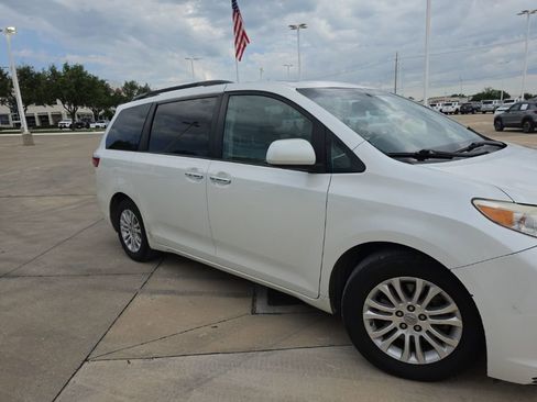 Used 2017 Toyota Sienna XLE Premium FWD image 1