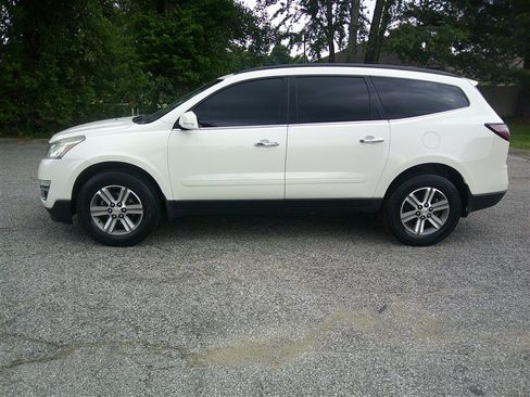 Used 2015 Chevrolet Traverse LT FWD image 2
