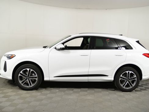 Certified 2025 Audi Q5 Premium w/ Convenience Package image 2