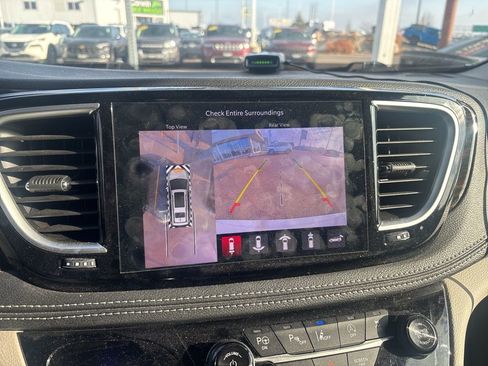Used 2024 Chrysler Pacifica Limited image 16