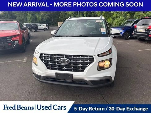 Used 2023 Hyundai Venue SEL FWD image 2