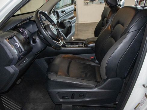 Used 2022 Nissan Pathfinder SL w/ SL Black Package AWD/4WD image 8