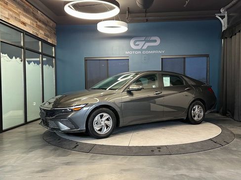 Used 2025 Hyundai Elantra SE image 7