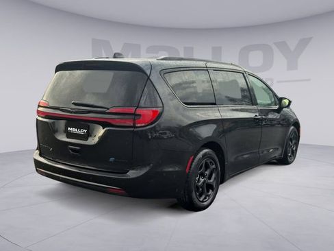 Used 2024 Chrysler Pacifica Premium image 5