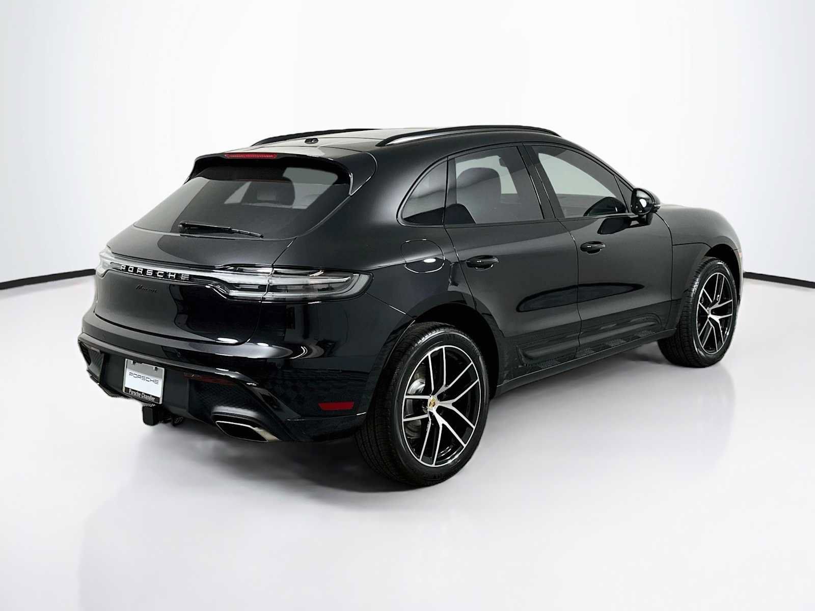 Certified 2025 Porsche Macan AWD/4WD image 9