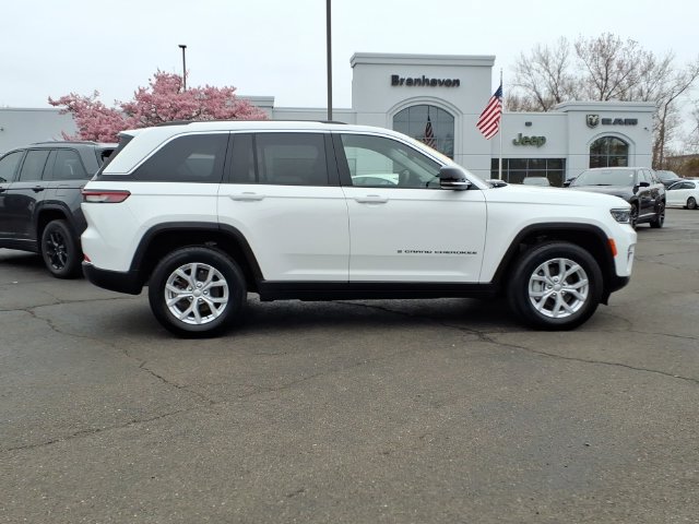 Used 2023 Jeep Grand Cherokee Limited AWD/4WD image 2