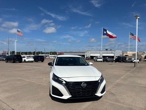Certified 2024 Nissan Altima 2.5 SV FWD image 3