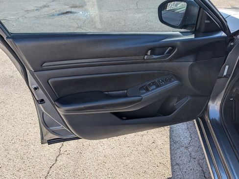 Used 2024 Nissan Altima 2.5 S FWD image 11