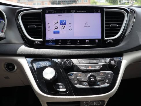 Used 2023 Chrysler Pacifica Touring-L FWD image 7