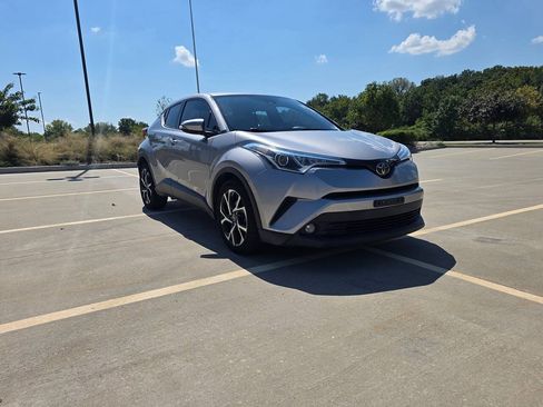 Used 2018 Toyota C-HR XLE FWD image 4