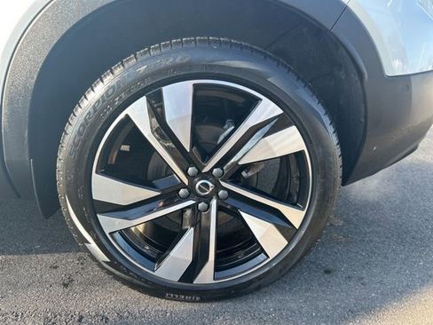 Certified 2025 Volvo XC40 B5 Plus AWD/4WD image 9