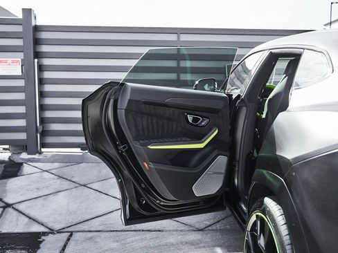Used 2022 Lamborghini Urus AWD/4WD image 27