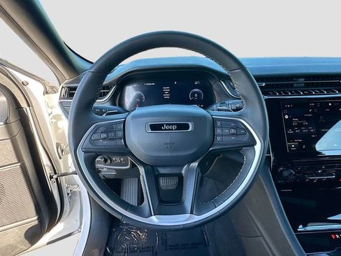 Used 2023 Jeep Grand Cherokee Altitude image 11