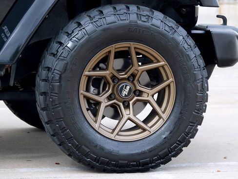 Used 2013 Jeep Wrangler Unlimited Rubicon w/ Connectivity Group image 29