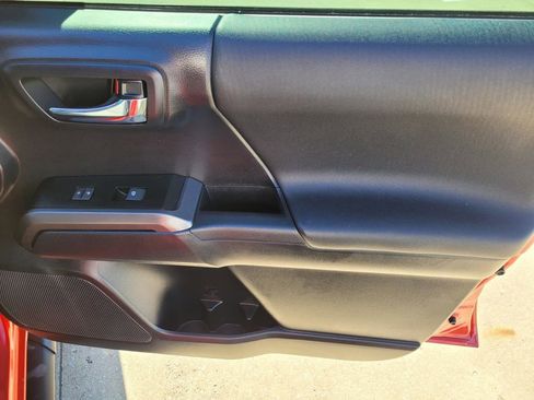 Used 2020 Toyota Tacoma TRD Sport w/ Technology Package image 7