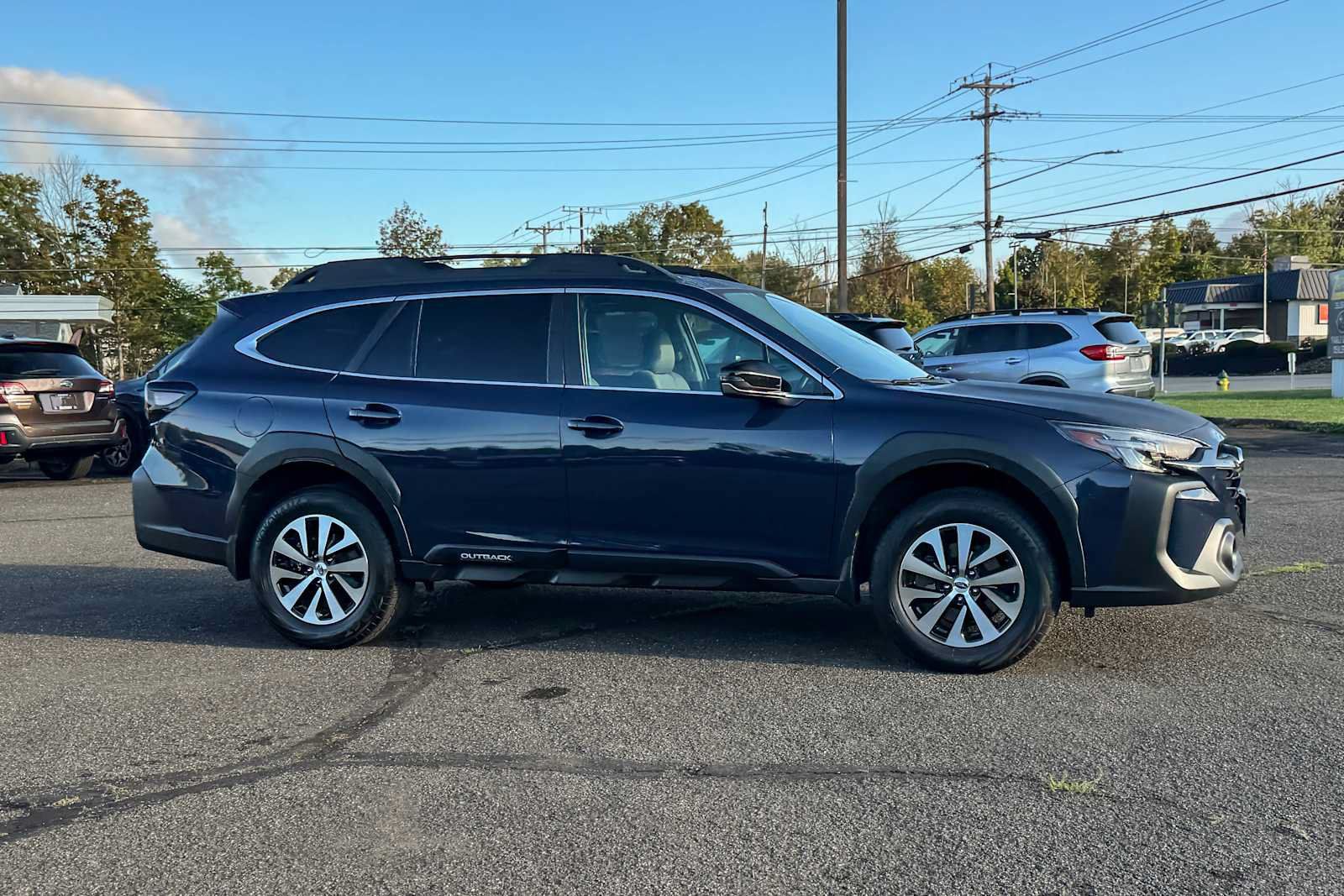 Used 2025 Subaru Outback Premium AWD/4WD image 2