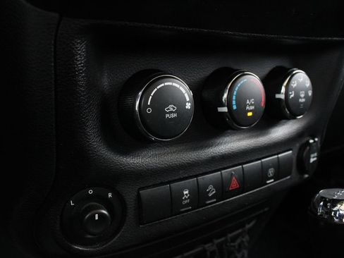Used 2018 Jeep Wrangler Unlimited Sahara w/ Dual Top Group AWD/4WD image 13