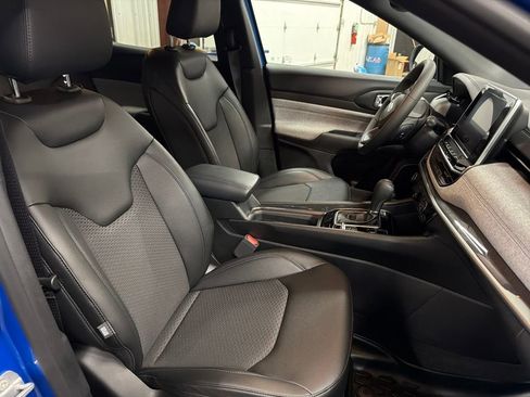 Used 2025 Jeep Compass Latitude image 19