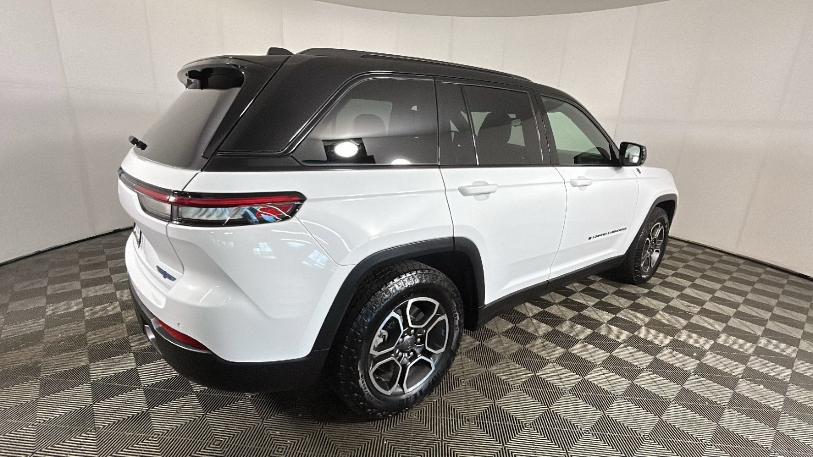 Used 2023 Jeep Grand Cherokee Trailhawk w/ Advanced Protech Group II AWD/4WD image 3