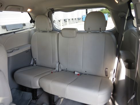Used 2011 Toyota Sienna XLE FWD image 27