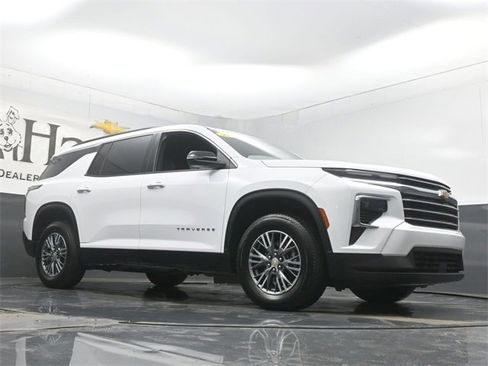 Used 2025 Chevrolet Traverse LT image 2