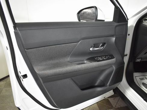 Certified 2025 Nissan Kicks SV image 7