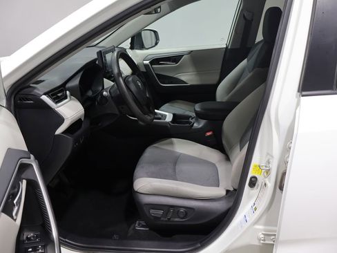 Used 2021 Toyota RAV4 XLE AWD/4WD image 9