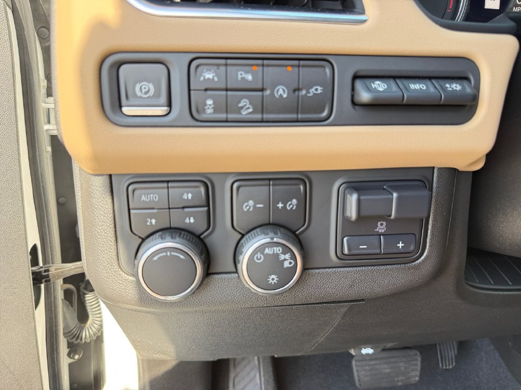 Used 2021 Chevrolet Tahoe Premier w/ Premium Package AWD/4WD image 26