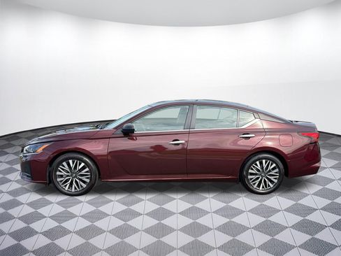 Used 2024 Nissan Altima 2.5 SV FWD image 2