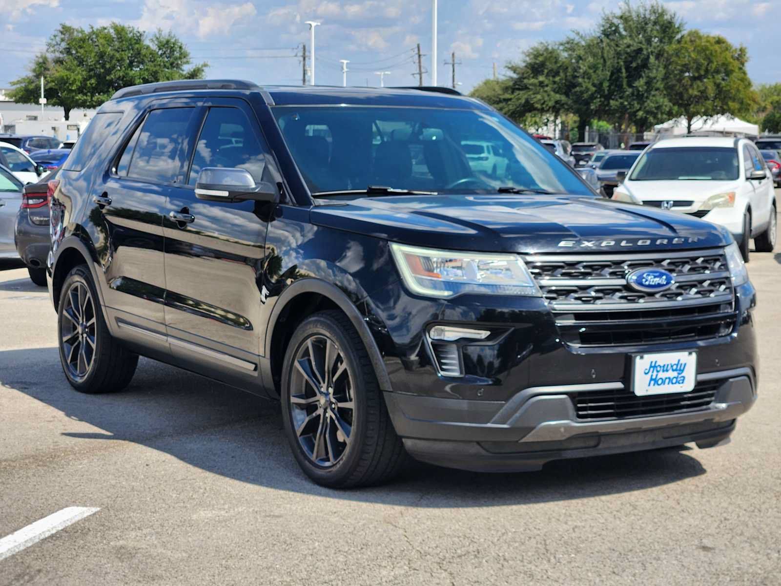 Used 2018 Ford Explorer XLT w/ Equipment Group 202A FWD image 3
