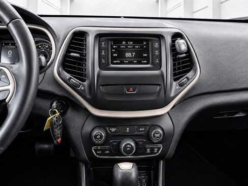 Used 2015 Jeep Cherokee Latitude AWD/4WD image 9