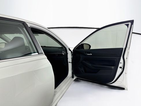 Used 2025 Nissan Altima 2.5 SV FWD image 30