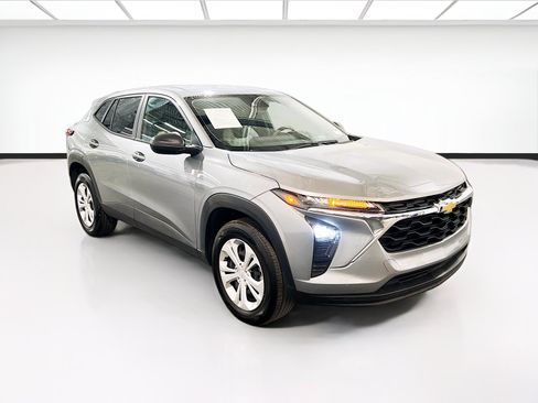 Used 2025 Chevrolet Trax LS FWD image 3