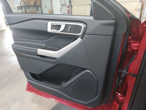 Used 2023 Ford Explorer XLT w/ Equipment Group 202A AWD/4WD image 30