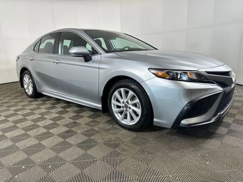 Used 2023 Toyota Camry SE image 2
