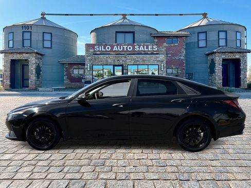 Used 2022 Hyundai Elantra SEL w/ Convenience Package FWD image 2