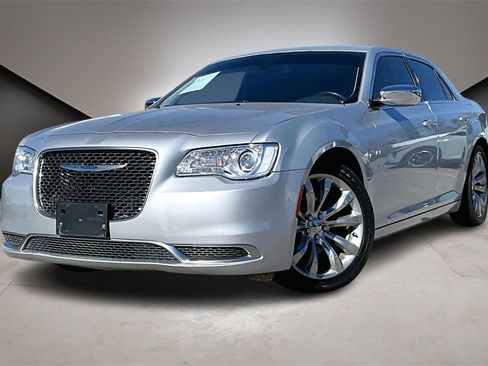 Used 2019 Chrysler 300 Touring w/ Chrome Appearance Package image 1