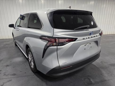 Used 2023 Toyota Sienna XLE AWD/4WD image 3