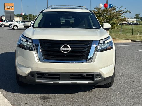 Used 2024 Nissan Pathfinder SL w/ SL Premium Package FWD image 2