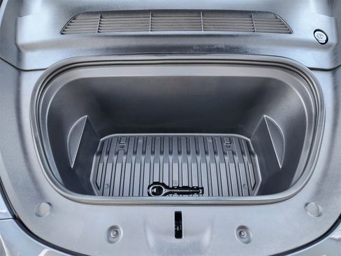 Used 2023 Tesla Model Y Long Range image 32